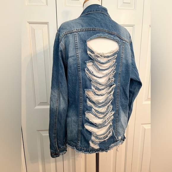 12x12 Jackets & Blazers - Vintage Distressed Denim Trucker Jacket Size Large